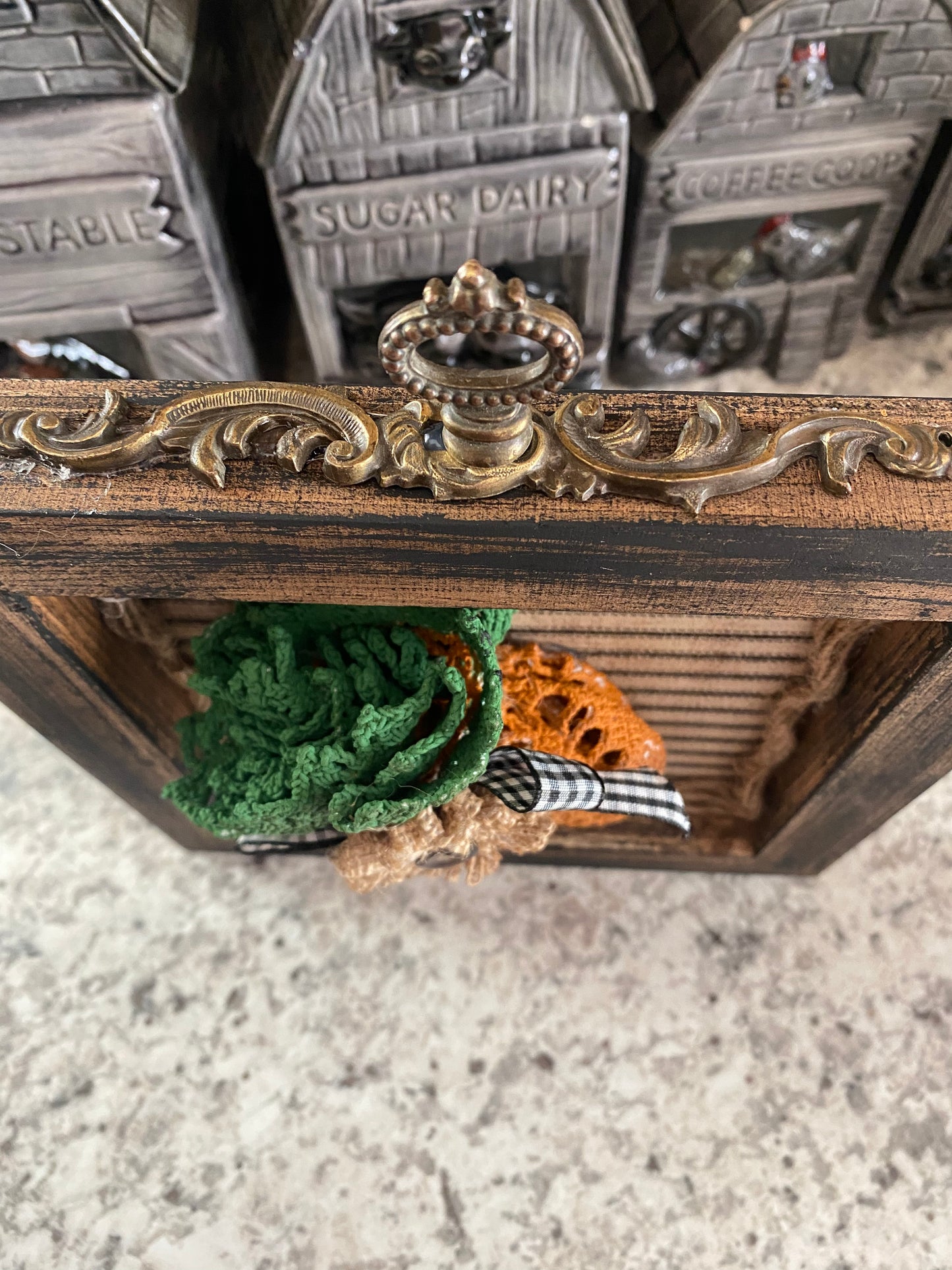 Wood framed carrot shelf sitter