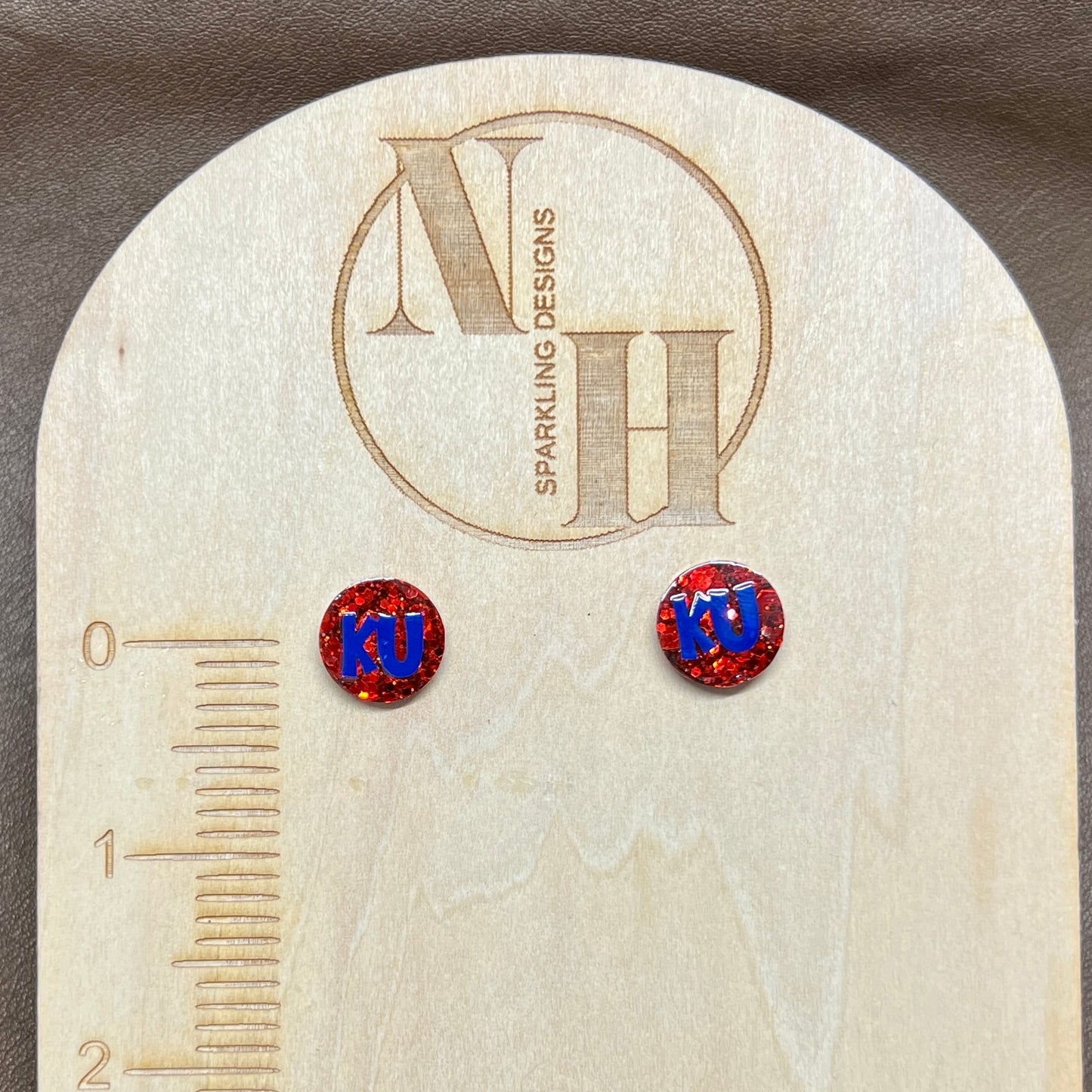KU Stud Earrings - red circle/blue vinyl