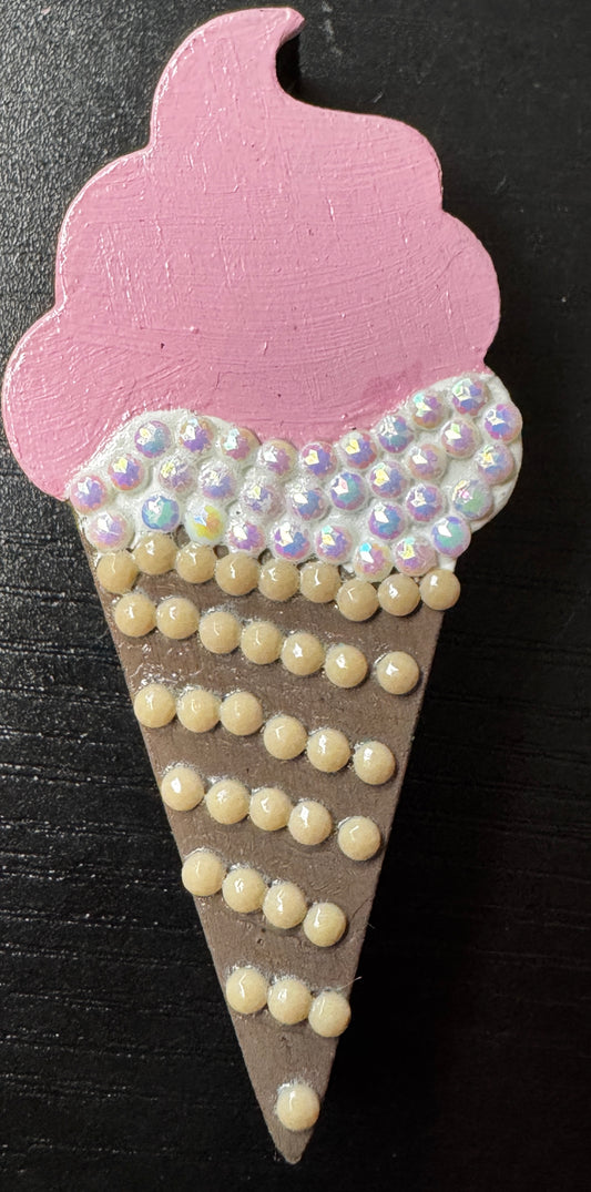 Ice cream cone magnet (strawberry dipped)